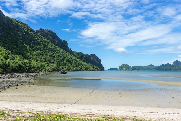 Sommerstrand mit weißem Sand und blauem Himmel von Thailand