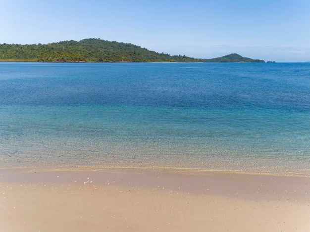 Sommerstrand und Meer mit klarem Himmelshintergrund Coiba-Insel Panama