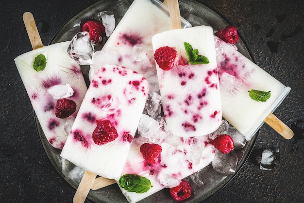 Sommersüße Desserts, hausgemachtes Bio-Eis am Stiel aus Himbeere und Joghurt