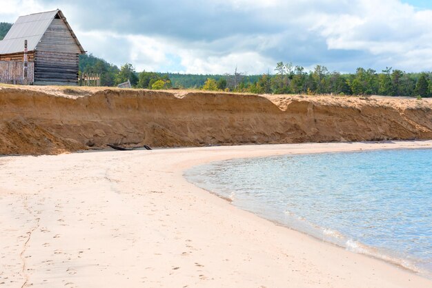 Sommerszene mit kleinem Strand am Baikalsee an sonnigen Tagen Schönheit des Naturkonzepts