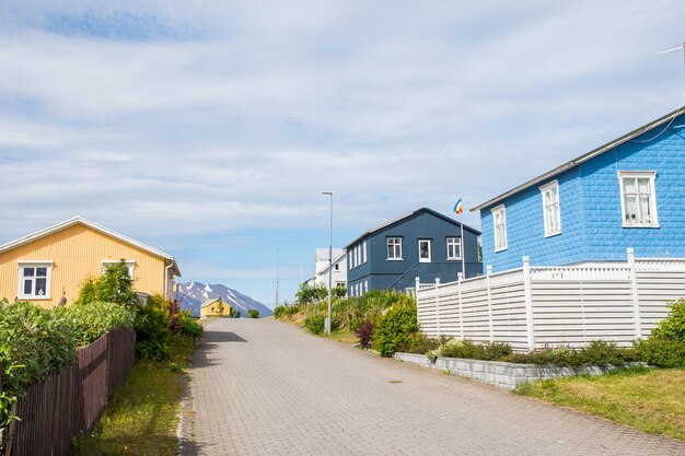 Sommertag im Dorf Hrisey in Island