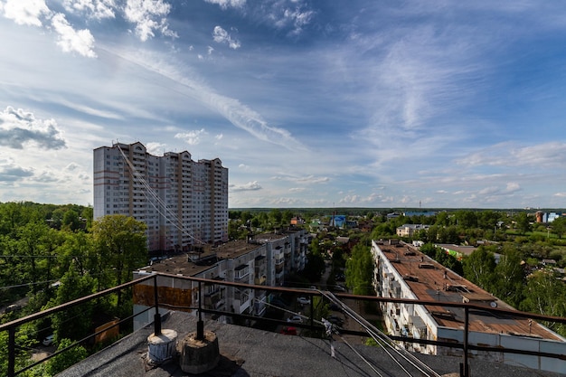 Sommertagesblick auf russische Vorort-Eigentumswohnungen vom Dach