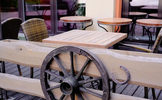 Sommerterrasse des Restaurants an einem klaren Tagestisch in der Nähe des Restaurants in der Nähe