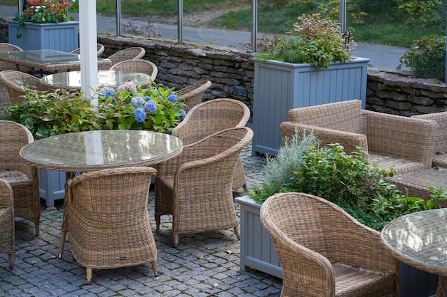 Sommerterrasse im Hotel oder Restaurant mit gemütlichen Holzkorbmöbeln Grünpflanzen und keine Menschen