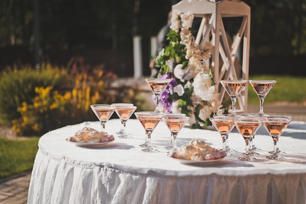 Sommertisch mit Snacks für die Gäste der Hochzeit 2246