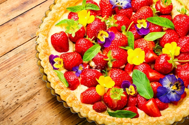 Sommertorte mit Erdbeeren.Pie dekoriert mit Minze und Blumen