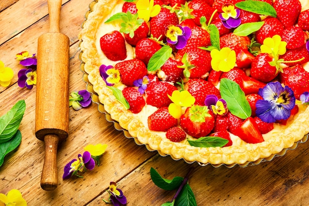 Sommertorte mit Erdbeeren.Pie dekoriert mit Minze und Blumen