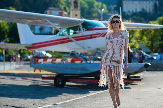 Sommerurlaub am Comer See Italien Elegante Frau im trendigen Kleid zu Fuß in der Straße der europäischen Stadt