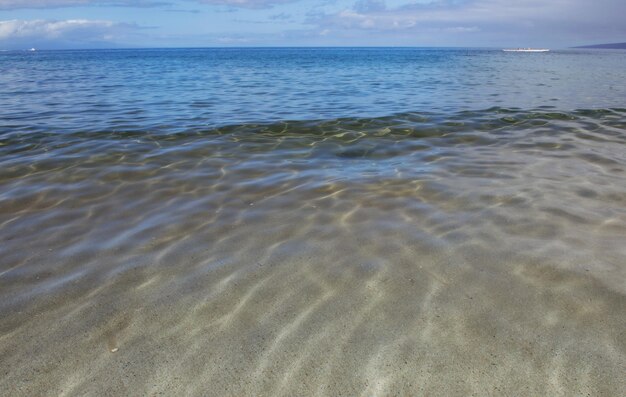 Sommerurlaub an einem tropischen Strand Paradiesstrand mit Sand und klarem Wasser des Meeres Ozeanstrand