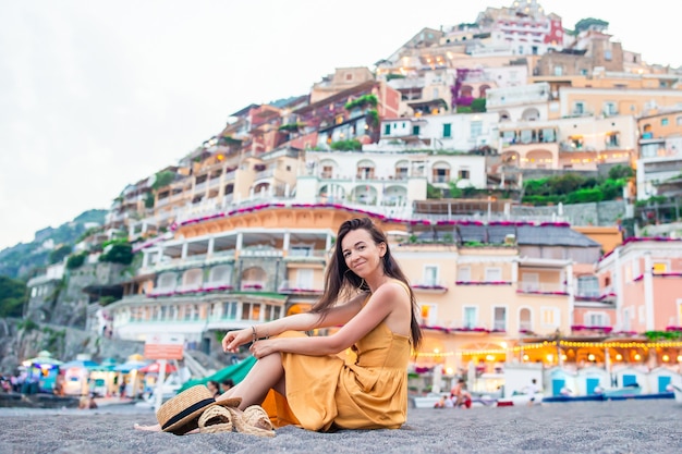 Sommerurlaub in Italien. Junge Frau in Positano-Dorf, Amalfi-Küste, Italien