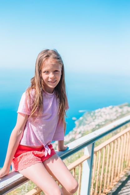 Sommerurlaub in Italien. Kleines Mädchen auf dem Hintergrund, Amalfiküste, Italien