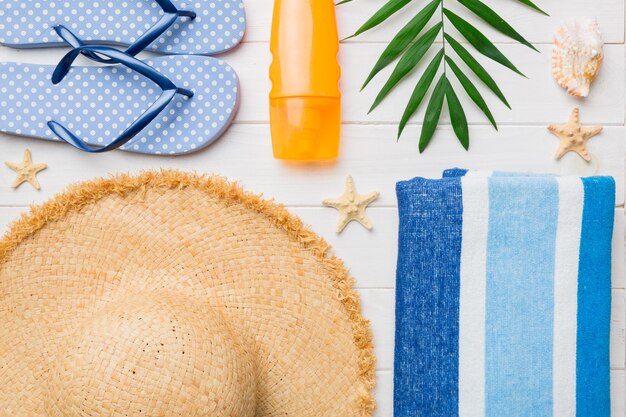 Sommerurlaub Konzept flach Strandzubehör und Handtuch Draufsicht Platz für Textreisekonzept