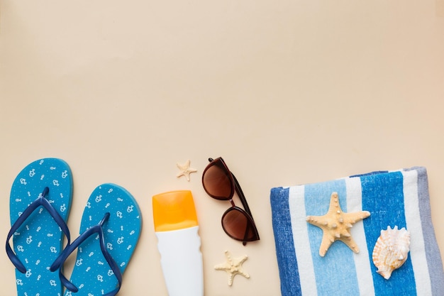 Sommerurlaub Konzept flach Strandzubehör und Handtuch Draufsicht Platz für Textreisekonzept