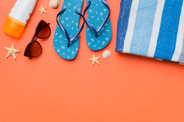 Sommerurlaub Konzept flach Strohhut Strandzubehör und Handtuch Draufsicht Platz für Textreisekonzept