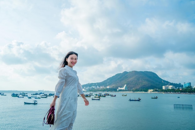 Sommerurlaub Lächelnde asiatische Frauen, die sich entspannen und stehen und am Strand von Vung Tau spazieren gehen, sind so glücklich