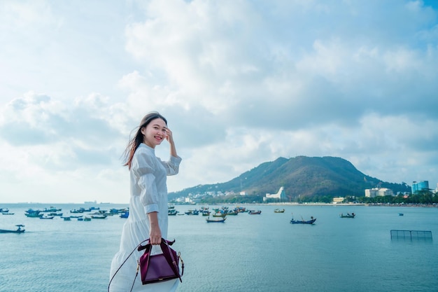 Sommerurlaub Lächelnde asiatische Frauen, die sich entspannen und stehen und am Strand von Vung Tau spazieren gehen, sind so glücklich