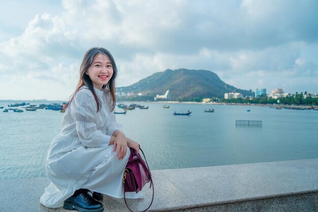 Sommerurlaub Lächelnde asiatische Frauen, die sich entspannen und stehen und am Strand von Vung Tau spazieren gehen, sind so glücklich