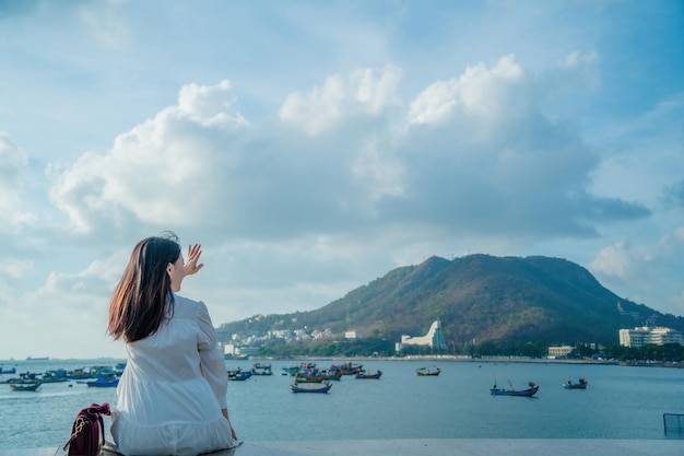 Sommerurlaub Lächelnde asiatische Frauen, die sich entspannen und stehen und am Strand von Vung Tau spazieren gehen, sind so glücklich