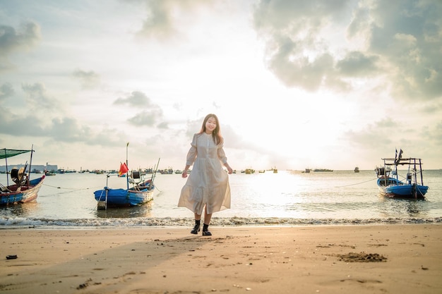 Sommerurlaub Lächelnde asiatische Frauen, die sich entspannen und stehen und am Strand von Vung Tau spazieren gehen, sind so glücklich