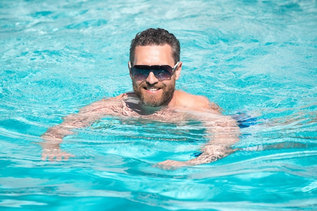 Sommerurlaub Schöner Mann im Schwimmbad Poolparty Sommerstimmungskonzept