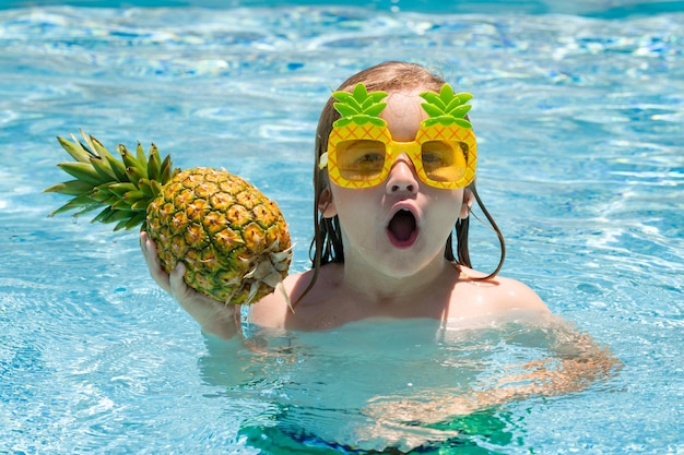 Sommerurlaub Süßes Kind im Schwimmbad Kinder spielen im tropischen Resort Familienurlaub am Strand und Sommeraktivität