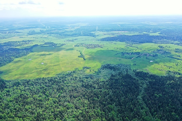 Sommerwald Draufsicht Drohne, Hintergrund grüne Bäume Panorama Landschaft