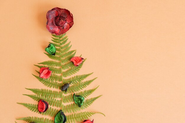 Sommerweihnachtsbaum aus Farn und Trockenblumen mit Kopierraum. Alternative Feier des neuen Jahres