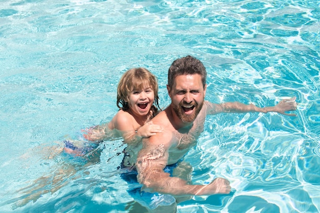 Sommerwochenende Vater und Sohn im Schwimmbad Poolresort