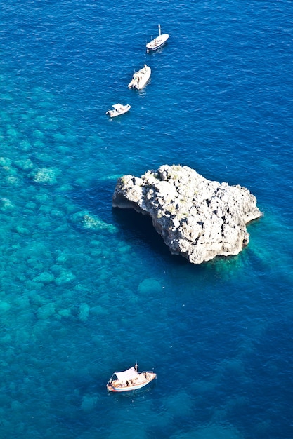 Sommerzeit auf Capri, schöne Insel im Golf von Neapel, Italien