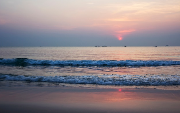 Sommerzeit des schönen Sonnenaufgangs am Strand Thailand