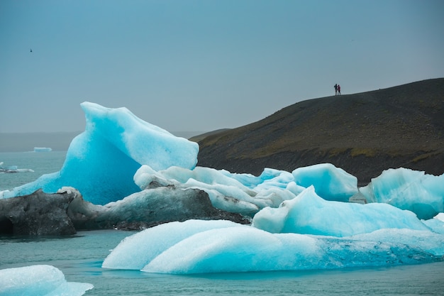 Sommerzeit, Eisberge in Jokulsarlon-Gletscherlagune, Island