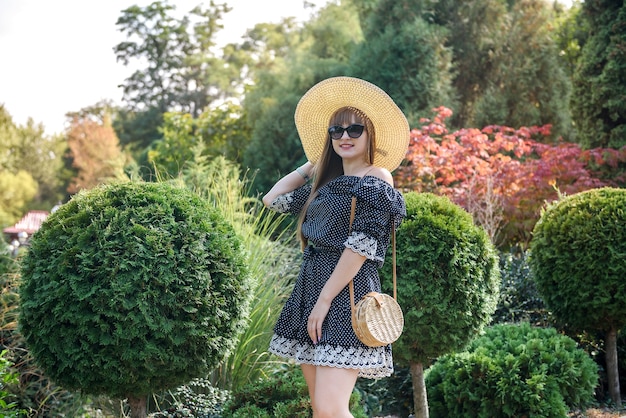 Sommerzeit für hübsche Frau im Kleid in der Natur