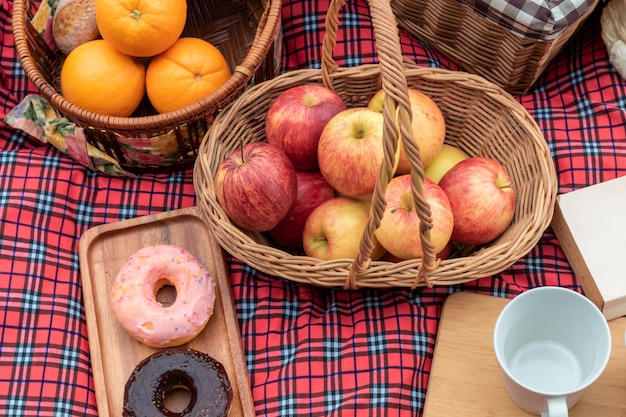 Sommerzeit. Nahaufnahme des Picknickkorbes mit Lebensmittel und Frucht in der Natur.