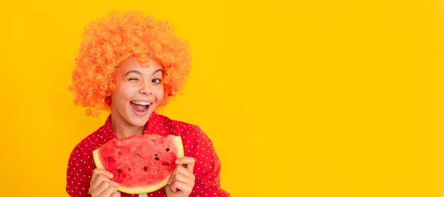 Sommerzeit zwinkerndes Kind mit orangefarbenen Haaren halten Wassermelonenscheibe leckere saftige Wassermelone Sommermädchenporträt mit horizontalem Poster der Wassermelone Banner-Header mit Kopierbereich