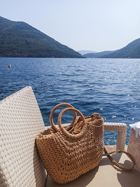 Sommerzubehörtasche mit Landschaft aus Meer und Bergen in Perast Montenegro