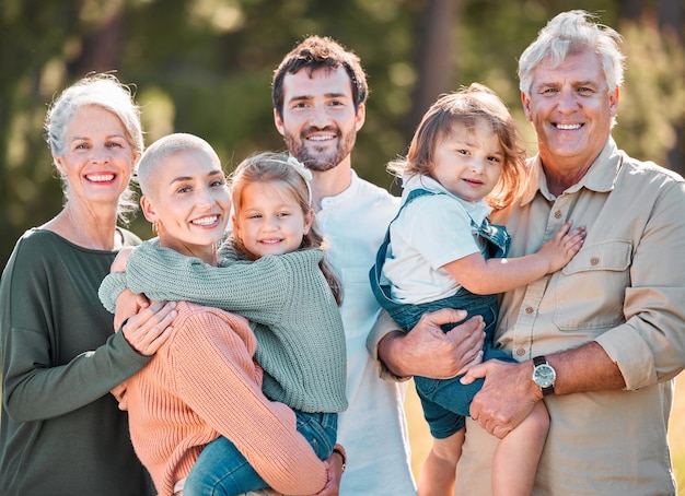 Estos somos todos nosotros Foto de una familia multigeneracional posando juntos al aire libre