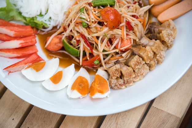 Somtam tad. Ensalada de papaya es una bandeja popular en Tailandia.