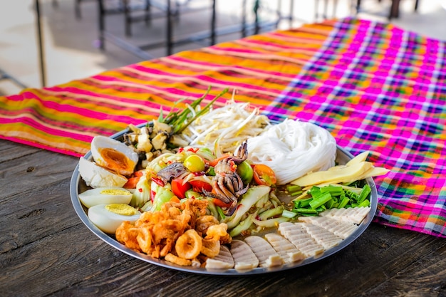 Somtam tad. Salada de papaia é uma bandejas populares na Tailândia.