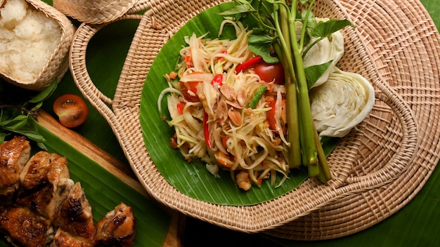 Somtum- oder Papaya-Salat mit gegrilltem Hühnchen-Klebreis und Gemüse thailändisches traditionelles Essen