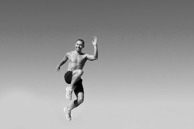 Son las actividades de salud a las que mi cuerpo realmente responde. El hombre salta alto en el aire. El hombre musculoso celebra el éxito en el deporte. Maestro del deporte. Energía muscular. Cuidado de la salud.