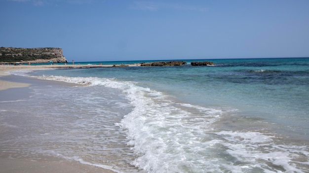 Son Bou uma das praias naturais mais populares da Ilha de Menorca, Espanha