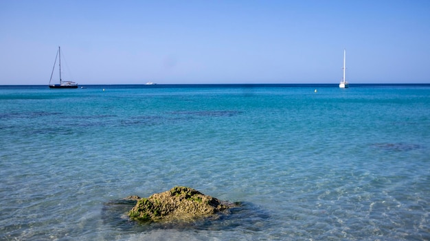 Son Bou uma das praias naturais mais populares da Ilha de Menorca, Espanha