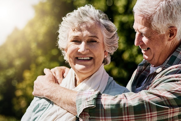 Estos son los días más felices Toma de una feliz pareja de ancianos relajándose juntos al aire libre