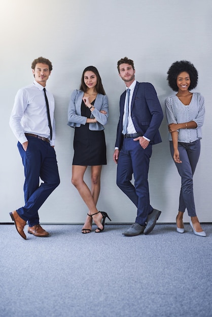 Foto son un equipo construido para durar retrato de un grupo diverso de empresarios de pie contra un fondo gris