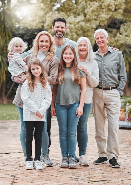 Son una familia muy unida Foto de una familia multigeneracional de pie juntos afuera