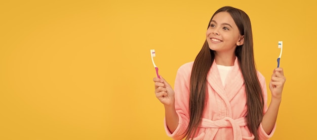 Foto soñadora adolescente feliz en casa terry bata de baño sostener cepillo de dientes bandera de salud de la niña con