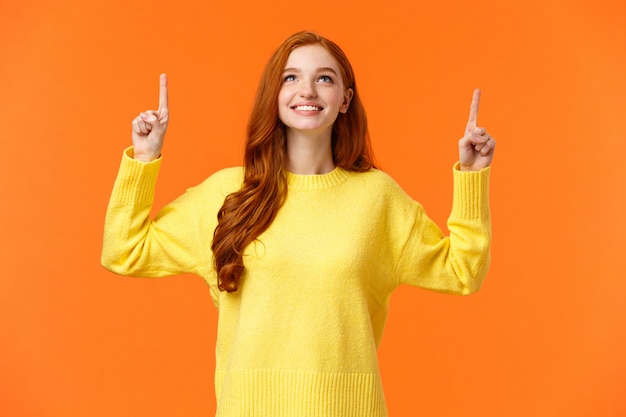 Soñadora pelirroja feliz y optimista joven moderna mirando con sonrisa satisfecha