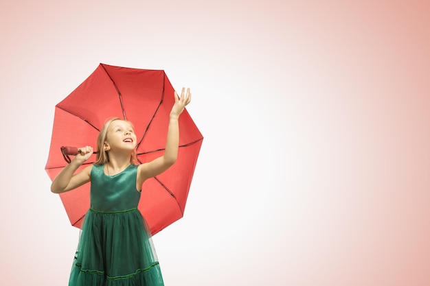 Soñando con una hermosa niña con paraguas en un banner panorámico de fondo de color con espacio para copiar