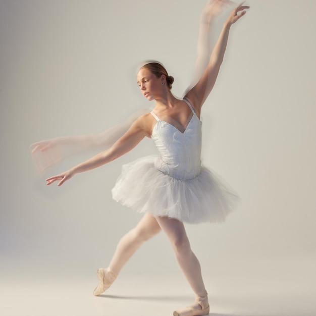 Soñando en mis pies. Lleno de una hermosa joven bailarina de ballet ensayando en un estudio de baile.