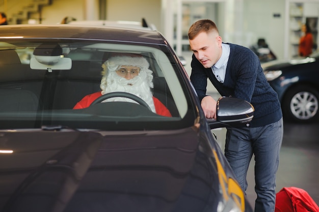 Sonata Klaus dona un coche nuevo